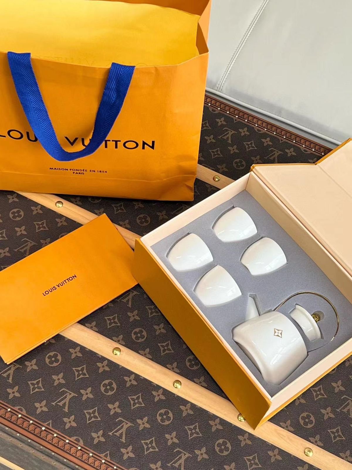 LV Louis Vuitton Tea Pot with four cups, White color - Image 3 of 3